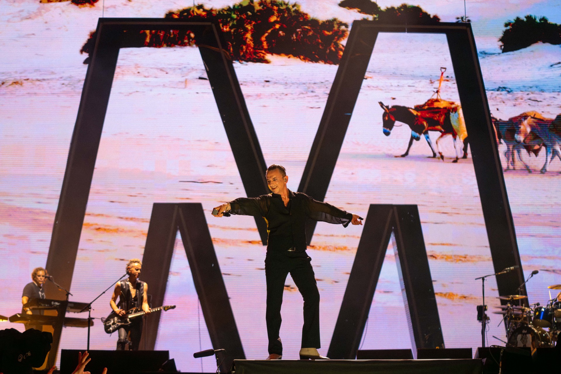După 6 ani de la ultimul lor concert în România Depeche Mode și-a întâmpinat din nou fanii într-un spectacol de neuitat pe Arena Națională. Entuziasmul fanilor a fost copleșitor. Mulți dintre ei s-au adunat nerăbdători în fața porților Arenei Naționale încă de la ora 12, purtând tricouri cu trupa lor preferată și fredonând cele mai cunoscute piese Depeche Mode. 